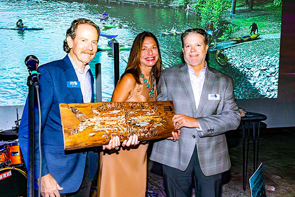Georgia Power’s Scott Hendricks accepts the Corporate Champion Award from Georgia River Network leaders.